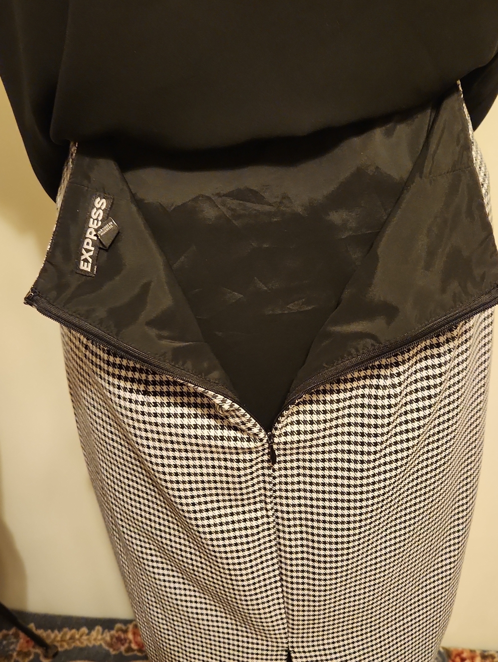 Express Black and White Houndstooth Pencil Skirt - Picture 3 of 6